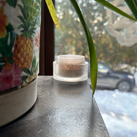 Jaclyn Cosmetics Luminous Powder in Brighten Up - Picture 4 of 4